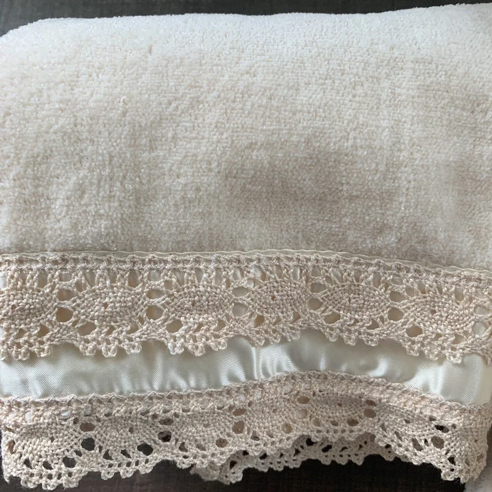 1978 Avanti Towel Set 3 Piece Cream Lace Satin‎ USA Bath Hand Washcloth New
